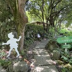 ホイリゲ - 車を停めて歩いてお店まで。