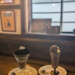 エクチュア  からほり「蔵」本店  - ディアプルパフェ(左)、オリジナルパフェ(右)