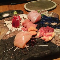 鶏一途 - この美しく躍動的な器×美味な鳥刺し