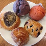 the deli - ウベマフィン、ベリーマフィン、ブルーベリーデニッシュ、チョコチップデニッシュ、チョコレートカスタードクリームパン