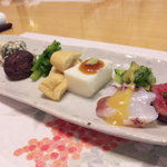 鶴亀寿司 - 一つ一つが味深い前菜の盛り合わせ