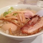 頑者 - 卒業企画での復活、ガンジャラーメン、大盛り！  ＋アブリチャーシュー。具は煮玉子、メンマ、ネギ、チャーシュー。そして背脂。背脂が浮いていてもしつこくなく、見た目よりあっさり。