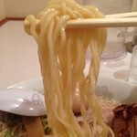 頑者 - つけめんの極太麺と異なり、細麺。チャーシューは厚く、柔らかく、好印象。出汁を感じるあっさり醤油スープのラーメン、イイね！  これが頑者の前身、ガンジャのラーメンなのか！ 