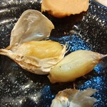 もつ焼男体山 - 中は見事なあめ色。これはにんにくじゃない！