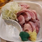 もつ焼男体山 - タン刺し・ミックス（ニンニク・生姜両方）。緑色のがニンニク