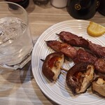 もつ焼男体山 - 黒霧島ロック、（上から）ハツ、カシラ、椎茸