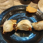 もつ焼男体山 - 絶品にんにく焼き。シワシワなのが勝利のパスポート