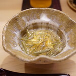 日本橋蛎殻町 すぎた - ◆長芋とじゅんさい
      じゅんさいの粒立ちと仄かな酸味で潤いを与えると、コースの始まりを静かに告げるように穏やかに味覚をアイドリングさせる。