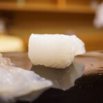 日本橋蛎殻町 すぎた - ◆アオリイカ（三重）
      実にしっとりとフィットさせ、ねっとり自然に舌へと伝わる甘み。 肉厚すぎる口への馴染み方と押し寄せる旨みが堪らない。
