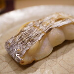 日本橋蛎殻町 すぎた - ギリギリに形を保ち、口に放たれる上質なあぶら。仄かなえんみと重なれば沁み入る旨さに身をまかせるかのように味へ夢中にさせる。