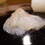 日本橋蛎殻町 すぎた - ◆マコガレイ（宮城）
      ジトッとした口当たりにザクザクとした踏み込みの先に膨らんでいくクリアながら強かな甘み。
      大判ゆえのダイレクトな味わいに一口を満たす。