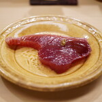 日本橋蛎殻町 すぎた - ◆鰹 漬け（千葉勝浦）
      大判のままに口に放り込めば、和辛子をアクセントにクセのないシルキーな旨味をただただ広げる。ダイレクトない美味しさで魅了させる。