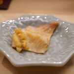 日本橋蛎殻町 すぎた - ◆北寄貝の生姜醤油焼き　※追加
      ザクザクと溢れ出る味わいは、噛みしめるほどに厚みのある旨味へと移ろい、七味で引き締めるように確固たる旨さを形づくる。