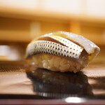 日本橋蛎殻町 すぎた - ◇小鰭
      カドのないシャリの酸味と酢〆の酸味が同調し、踏み込むたびに抜ける風味が身の旨さを魅せつける。
      沈み込むシャリに含ませた空気感、江戸前の粋を込めた初球に思わず陶酔する。