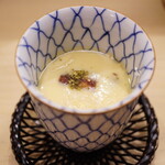 日本橋蛎殻町 すぎた - ◆穴子の茶碗蒸し
      全体に穴子の旨味がしっかりと反映されて、添えた山椒の乾いた香りを起点に焼き上げた穴子の旨味がグッと主張して見事に味を彩る。