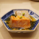 日本橋蛎殻町 すぎた - ◆あん肝
      ハッと驚くほどの柔らかさに圧倒される箸の入り。
      その甘旨味は伸びるようなコク深さと香りのベクトルを合わせて、舌先で圧をかけると踊るように旨味と香りが活きる。めちゃくちゃ美味い！！