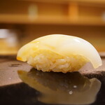 日本橋蛎殻町 すぎた - ◇スミイカ
      包丁を入れずとも肉厚はサクサクと歯切れし、バラけて形成されるシャリの輪郭との見事なる一体感！シャリによって浮き彫りになるクリアながら堂々たる美味しさ！