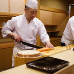 日本橋蛎殻町 すぎた - 前回と同じ季節ということで、再びオレンジの柵が切りつけられていく。