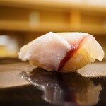 日本橋蛎殻町 すぎた - ◇イサキ
      口に入る瞬間にシャリの酸味を醸すと、引き立つ甘みを広げながらシャリと同化して強固に膨らむ旨味。ただ後は引かずに穏やかなキレのある味わいが余韻を高める。