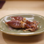 日本橋蛎殻町 すぎた - ◆ホタルイカ 味噌漬け
      ふっくらとした身はバツっと解け、詰まった旨味がギュッと溢れ、コク深い風味と共に満ちる。