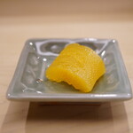 日本橋蛎殻町 すぎた - ◆数の子
      鰹が一枚足りなかったとして添えて頂きました。
      弾力に満ちたコリコリ食感に軽やかな風味が抜ける、不意をついた贅沢な一品。