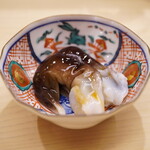 日本橋蛎殻町 すぎた - ◆トリガイ（三重）
      ウォーター感たっぷりの生食感に圧をかけると、瞬発的に溢れる香りがグッと心を掴んで放さない。吐息にまで鮮明な余韻を残す極上トリガイ！