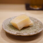 日本橋蛎殻町 すぎた - ◆ガリ
      正方形の小さな一枚板。乾いた食感からしっかりと酸味が響き渡ると、気付けば潤沢にリセットさせる。 生姜自体もしっかりおいしいガリ。