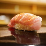 日本橋蛎殻町 すぎた - ◇トロ 蛇腹
                                ミルキーな口どけとシャリの酸味がベクトルをあわせるように高め合い、ふと感じる多幸感。
                                この情景とともに満たされる至福の瞬間、はっきり言って言葉にできない美味しさ。