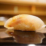 日本橋蛎殻町 すぎた - ◇アラ 昆布〆
      じっとりと歯に吸い付くような身、噛むたびに浮かんでくる淡白な味わいは、次第にシャリに押し上げられるようにその旨みを強かに炸裂させる。