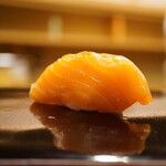 日本橋蛎殻町 すぎた - ◇マスノスケ
      口に放り込んだ瞬間から華やかな香りに包まれ、軽い圧だけでシャリと育む旨さにひたすら悶絶、、、
      口どけに相反した至極の余韻をハイトーンで炸裂！
      この時期だけの特別な一貫を堪能。