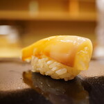 日本橋蛎殻町 すぎた - ◇子持ちヤリイカ
      しっとりとねっとりシャリに交わり、柑橘な香りを纏いながらグッと深まる味わい。旬であるこの時期だけの特別な一貫。
      一年前には一足遅く出会えず、ご常連様も思わずご満悦。