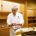 日本橋蛎殻町 すぎた - 大将 杉田孝明氏。神の手とする握りは、シャリ桶からシャリを手にした瞬間でほぼ決まっているかのようにそっと象り、寿司下駄に置いた瞬間に沈み込む。手にする大きさと口の中のサイズ感の違いは間違いなく空気だ。