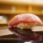 日本橋蛎殻町 すぎた - ◇中トロ 血合いぎし
      この時期ならぬ極上の香りはどこか爽やか。鼻先に留まる香りとシャリに宿る江戸前の粋を感じながら、至福の余韻へと包んでいく。