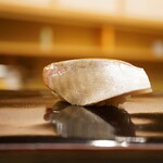 日本橋蛎殻町 すぎた - ◇鯵
      キリッと冷たい身とシャリの一体感。浅葱の香りを主体にさっぱりと引っ張りながら旨さを形成させ、 大胆な切りつけで存在感を魅せつける握り。