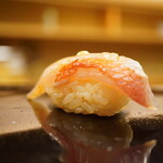 日本橋蛎殻町 すぎた - ◇金目鯛 炙り
      素晴らしいほどに引き立つ香りと身の味わい。抜ける香りがシャリと共鳴し、その呼吸の度に旨さで惹きつける！