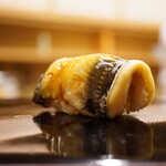 日本橋蛎殻町 すぎた - ◇穴子 煮詰め
                                一体感のある温度とトロっと馴染んでシャリと同化。甘めの煮詰めがコク深い風味と味わいを繋いで纏め上げる。
                                江戸前鮨のお手本のような味とバランスで味覚を満たす握り。