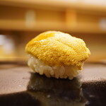 日本橋蛎殻町 すぎた - ◇紫雲丹：大千（青森）
                                穏やかな口どけはクリアなミネラルとなり、仄かな磯感がシャリを染めて形成する綺麗な海の味わい。
                                名だたる高級店よりも真っ先に目を付け、使用していた杉田氏の目利きが光る立派な雲丹。