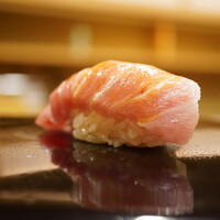 日本橋蛎殻町 すぎた - ◇トロ 蛇腹
                    ミルキーな口どけとシャリの酸味がベクトルをあわせるように高め合い、ふと感じる多幸感。
                    この情景とともに満たされる至福の瞬間、はっきり言って言葉にできない美味しさ。
