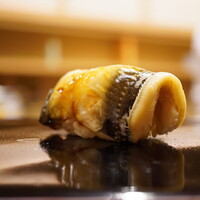 日本橋蛎殻町 すぎた - ◇穴子 煮詰め
                      一体感のある温度とトロっと馴染んでシャリと同化。甘めの煮詰めがコク深い風味と味わいを繋いで纏め上げる。
                      江戸前鮨のお手本のような味とバランスで味覚を満たす握り。