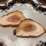 酉囃子 - 胸肉のたたき食べ比べ（手前が比内地鶏、奥がホロホロ鳥）