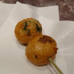 酉囃子 - 揚げ立ての薩摩揚げ（上が野菜、下がクミンとチーズ）