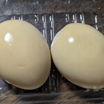 燻 ケムル - 半熟卵の燻製　私は半熟卵が苦手ですが、燻さんのこの卵は大好き　これを使ったサンドイッチをイベントで数回買ってますがかなり美味しい♥