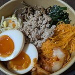 燻 ケムル - ビビンバ丼　850円（税込）　ナムルが一つ一つ丁寧に味付けしてあり、混ぜてもそのままでも美味しい　量的にも女性にちょうどよいサイズ