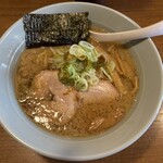 らーめん：太麺（背脂醤油）半麺 930円