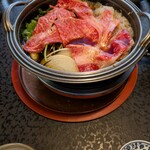 阿佐利 本店 - 鍬鍋の中で、お肉に熱が入り始めました。