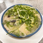 博多ラーメンしばらく - ラーメンにネギ、キクラゲ多め