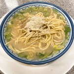 博多ラーメンしばらく - 替え玉にスリゴマ、胡椒で味変