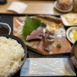 旬魚旬菜 きらく - 高知県産藁焼きかつおのたたき
（ご飯、味噌汁、生卵、味付け海苔、ふりかけ食べ放題）
コーヒー、紅茶付き
1150円