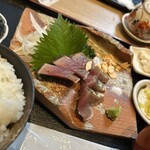 旬魚旬菜 きらく - 高知県産藁焼きかつおのたたき
（ご飯、味噌汁、生卵、味付け海苔、ふりかけ食べ放題）
コーヒー、紅茶付き
1150円