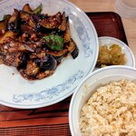 ぎょうざの満洲 - ナスの味噌炒め600円と玄米普通盛り220円。ザーサイ付き。